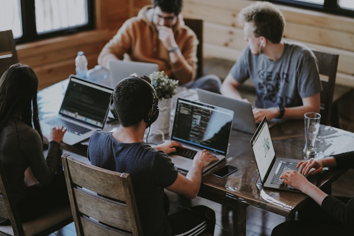 Equipe ALX TEC SMART TI trabalhando em escritório corporativo